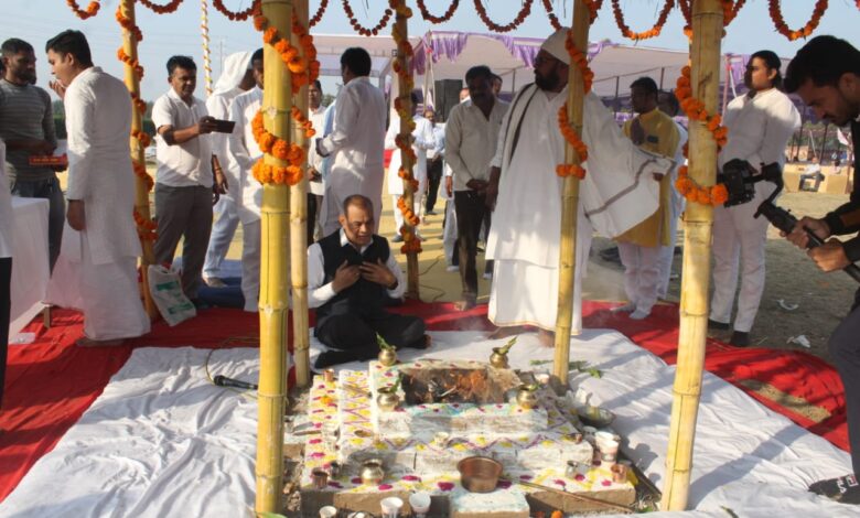 सूरत : 5100 कुण्डिय विश्व शांति स्वर्वेद महायज्ञ, ध्यान शिबिर और विहंगम ...