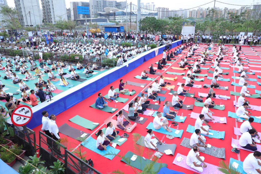 अंतरराष्ट्रीय योग दिवस : सूरत में डेढ़ लाख लोगों ने योग कर बनाया विश्व रिकॉर्ड - Bharat Mirror